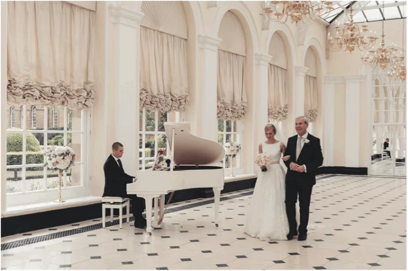 Giải Mã Kỹ Thuật 'Pivot Chord' Trên Piano: Tạo Sự Liên Kết Mượt Mà