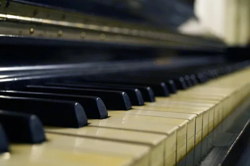 Khắc Phục Lỗi Pedal Piano Bị Kẹt Do Bụi Bẩn: Vệ Sinh & Bôi Trơn