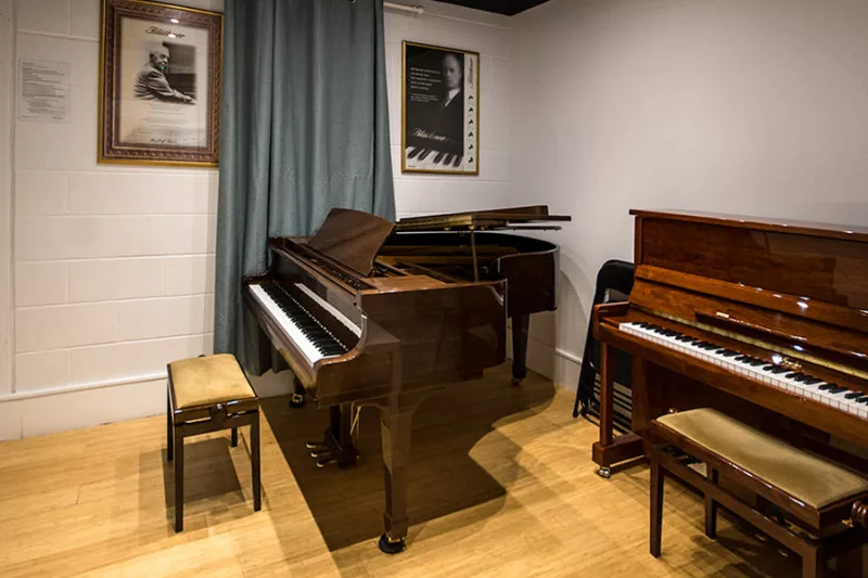 Kỹ Thuật Chơi Staccato Trên Piano: Bí Quyết Để Nốt Nhạc Giòn Tan